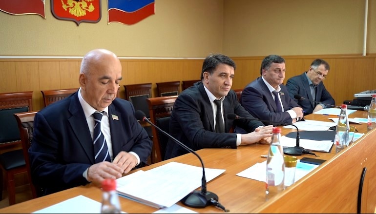 Глава Хасавюртовского района Джамбулат Салавов выступил на сессии Собрания депутатов муниципального района с отчетом о результатах свой деятельности за 2020 год.
