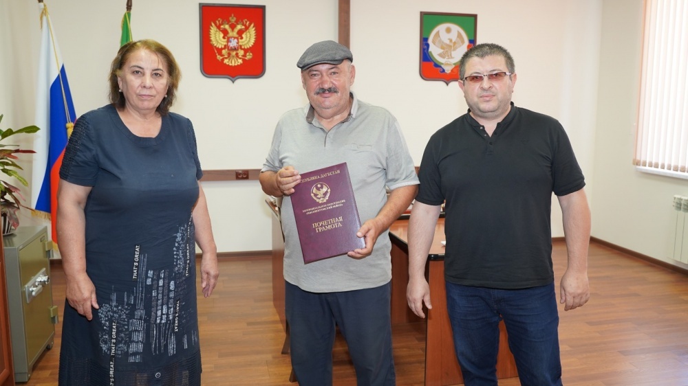 Депутат Собрания депутатов Абакаров Мовлидмагомед награжден Почетной грамотой МО «Хасавюртовский район».