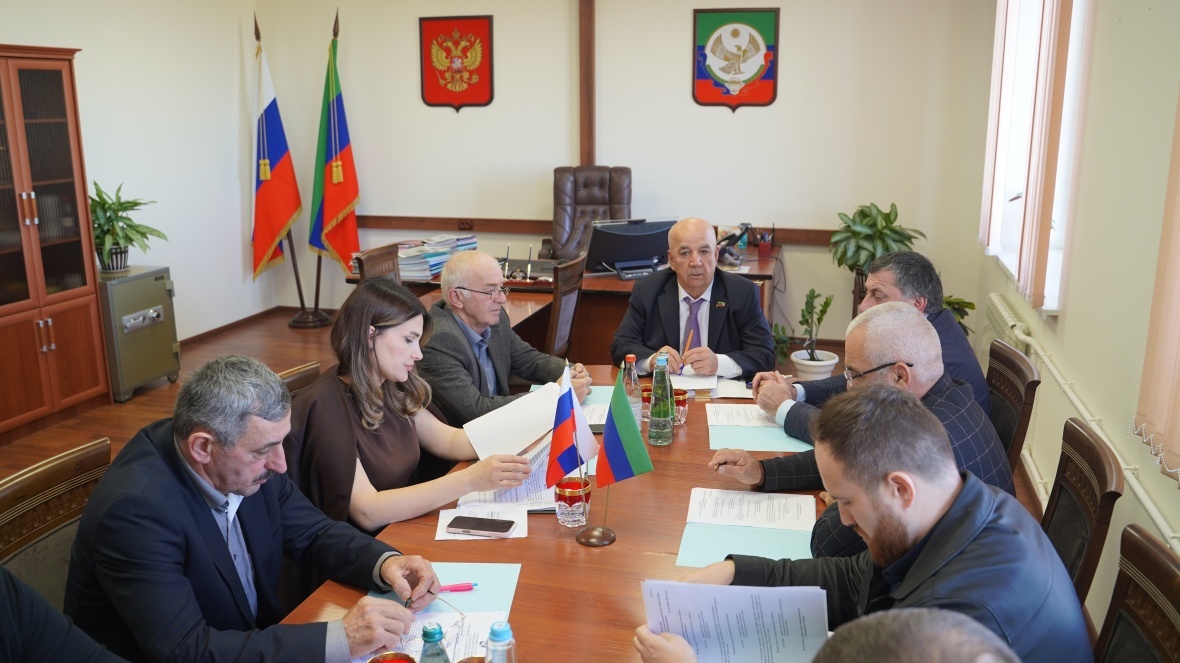 В Хасавюртовском районе состоялось заседание Совета Собрания депутатов муниципального района.