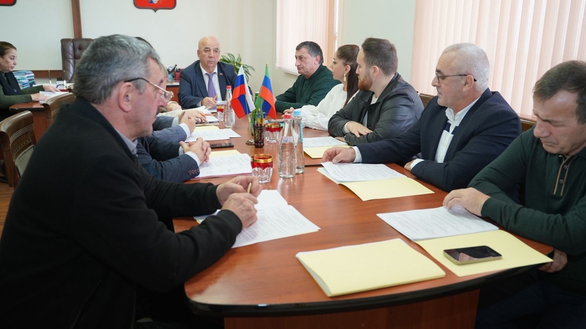 В Хасавюртовском районе состоялось заседание постоянной комиссия по экономической политике, аграрным вопросам, собственности, земельных отношений и ЖКХ Собрания депутатов муниципального района.