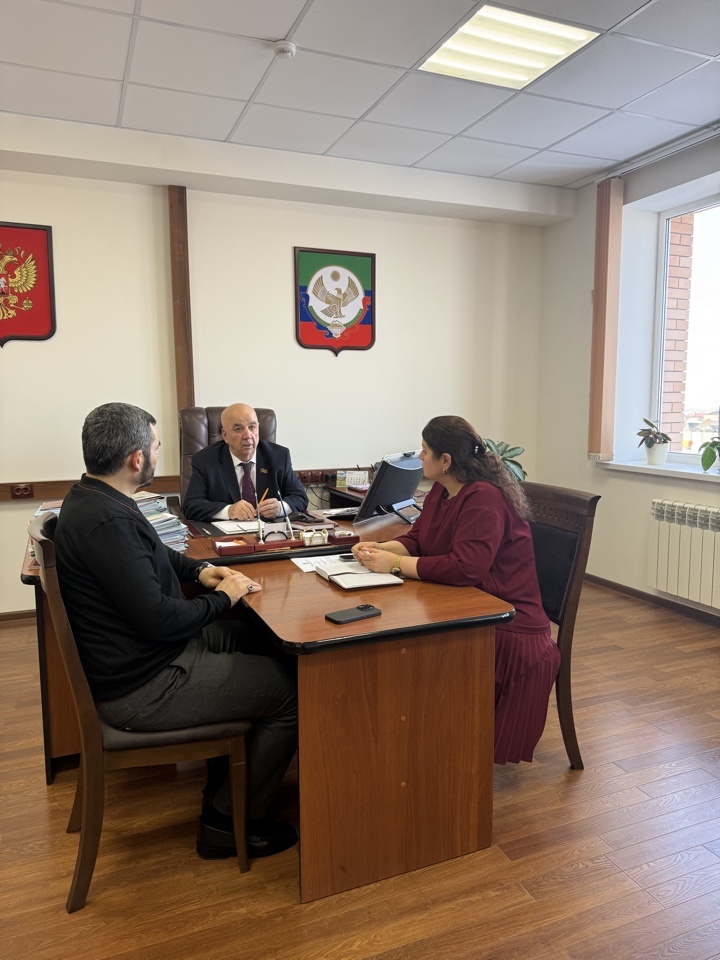 Председатель Собрания депутатов муниципального района Магомед Лабазанов провел встречу по вопросам создания Молодежного парламента.