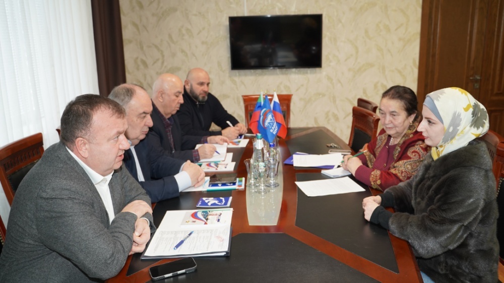 Приём граждан в общественной приёмной партии «Единая Россия» в Хасавюртовском районе.