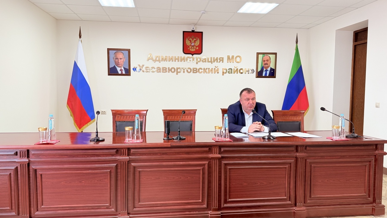 В администрации Хасавюртовский район прошло совещание с главами сельских поселений под председательством первого заместителя главы администрации МО «Хасавюртовский район» Багаутдин Мамаев.