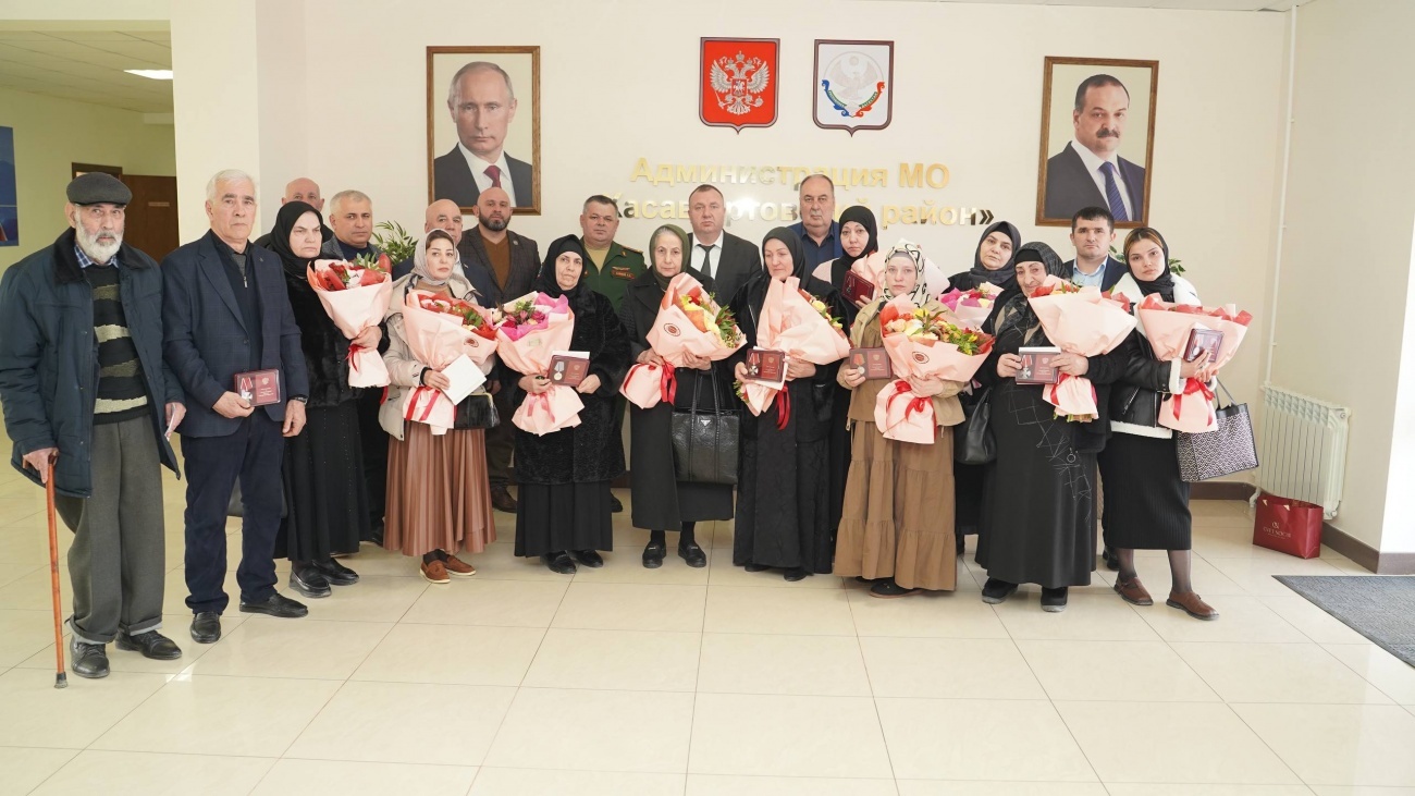 Председатель Собрания депутатов МО «Хасавюртовский район» Магомед Лабазанов принял участие церемония вручения государственных наград семьям погибших участников специальной военной операции.