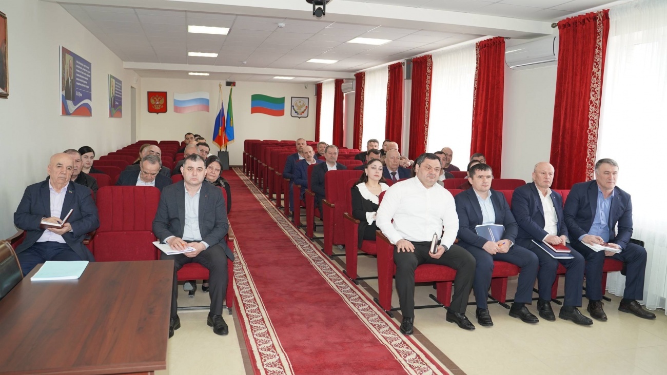 Совещании с аппаратом администрации.