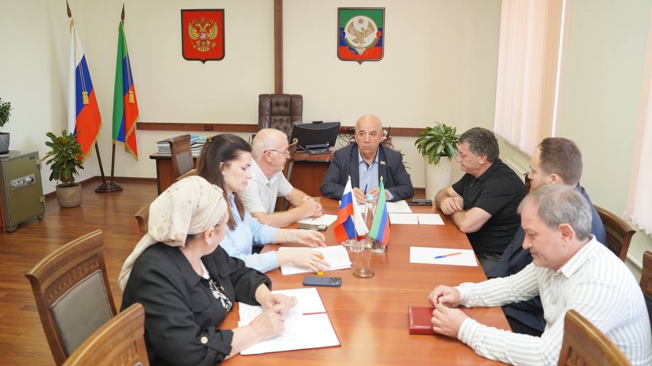 Председатель Собрания депутатов муниципального образования «Хасавюртовский район» Магомед Лабазанов провел совещание по вопросу подготовки к рассмотрению проекта бюджета на 2027 год